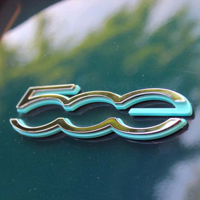 Ein Foto des 500-Emblems auf der Rückseite des Fiat EV. 